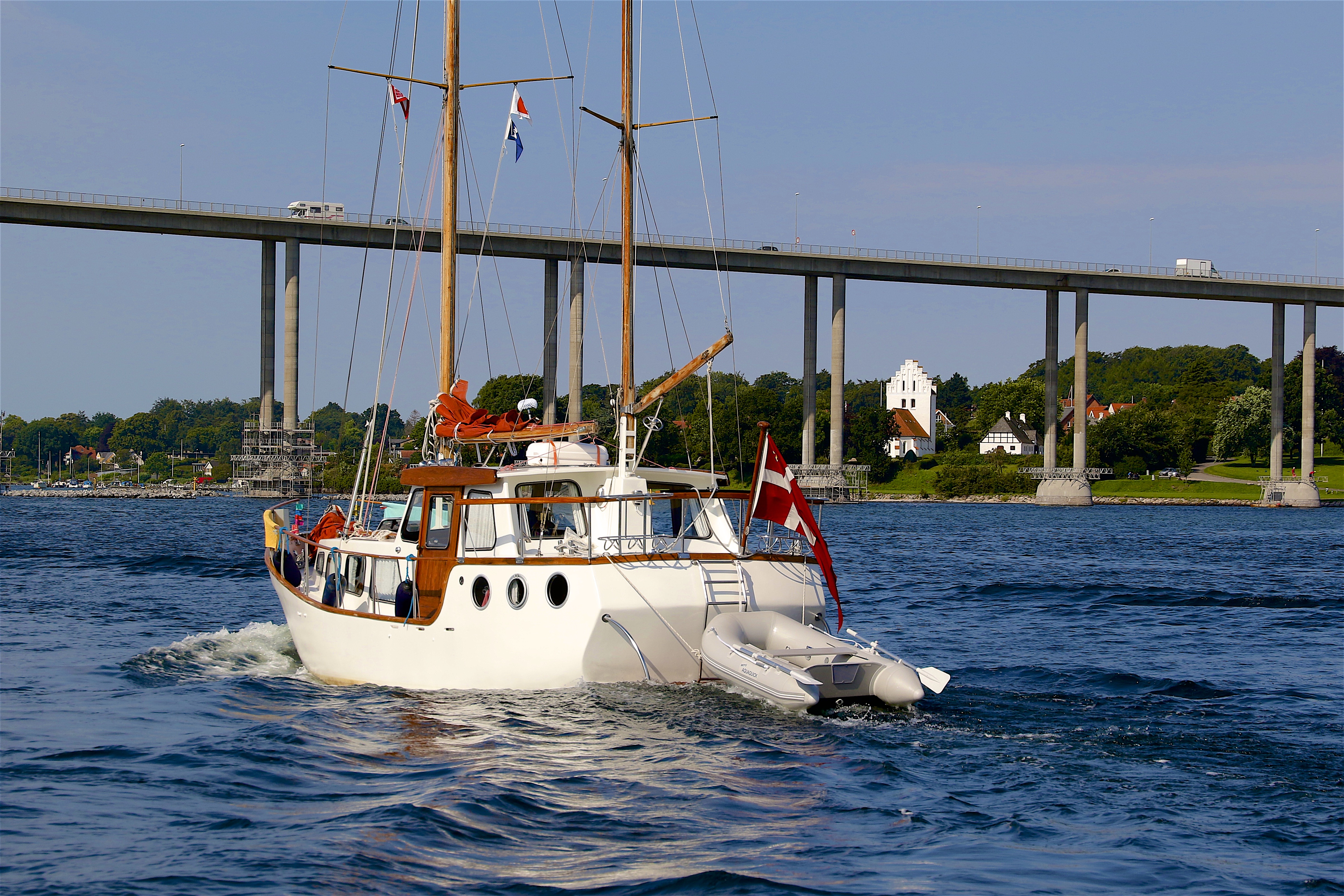 Sejlskib under Svendborgsund broen