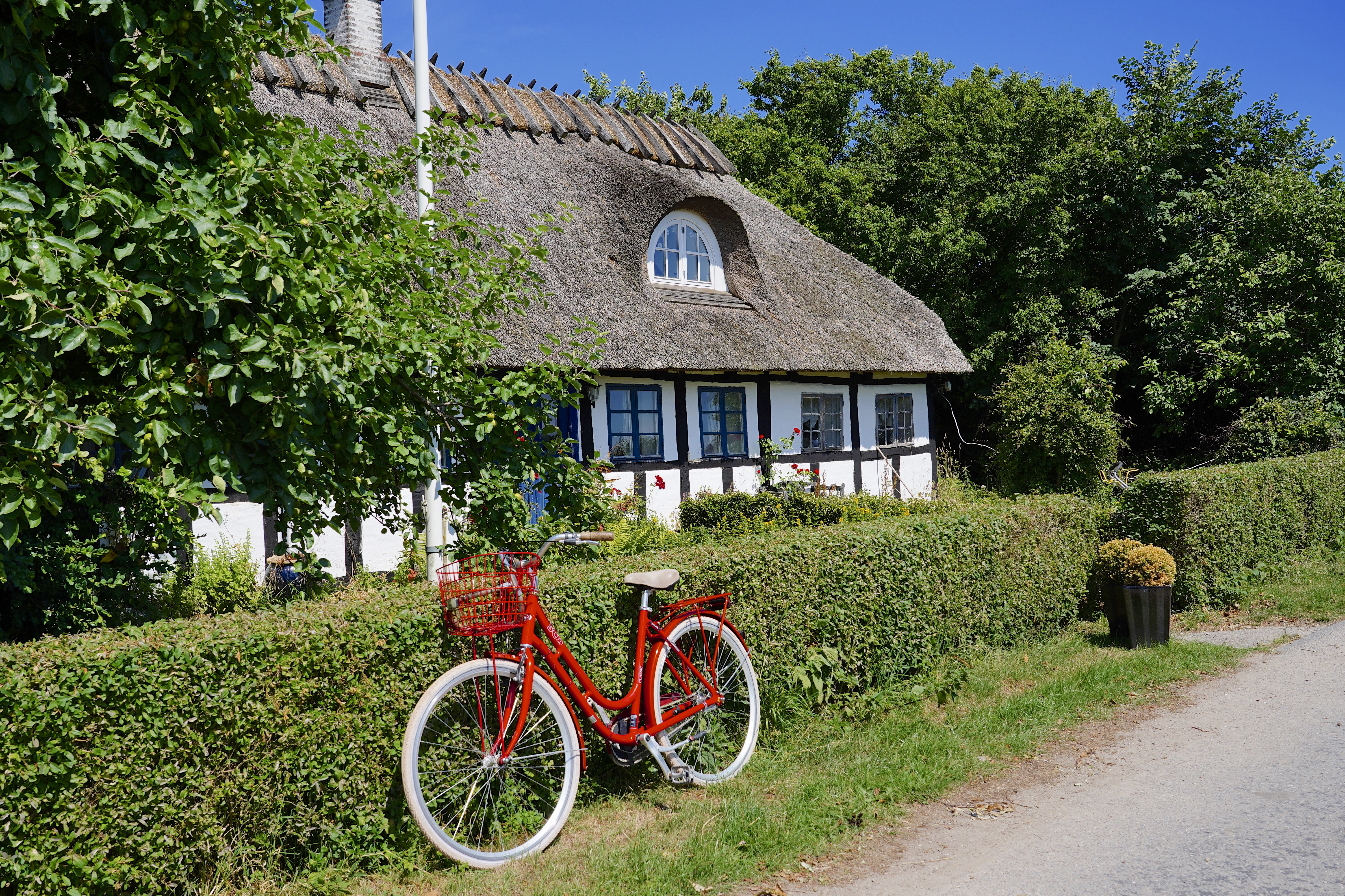 Rød cykel foran Nørresø gårdbutik
